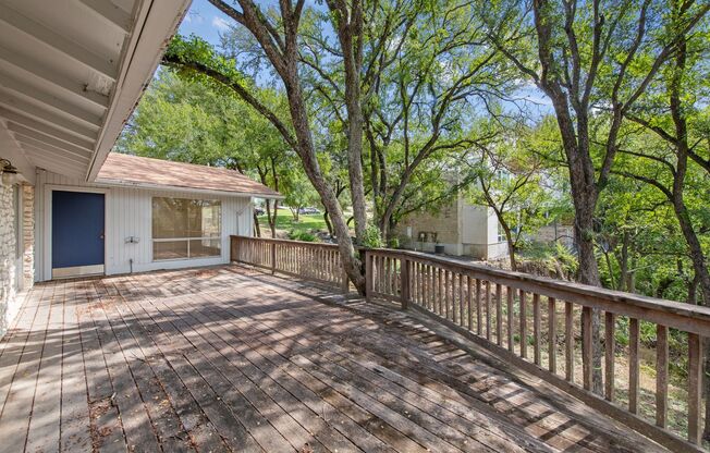 Available MAY: Charming 3 Bed / 2 Bath in Rollingwood - Zoned to Eanes ISD - Large Yard