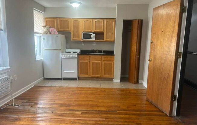 Studio, 1 bath, 280 sqft, $990, Unit B15