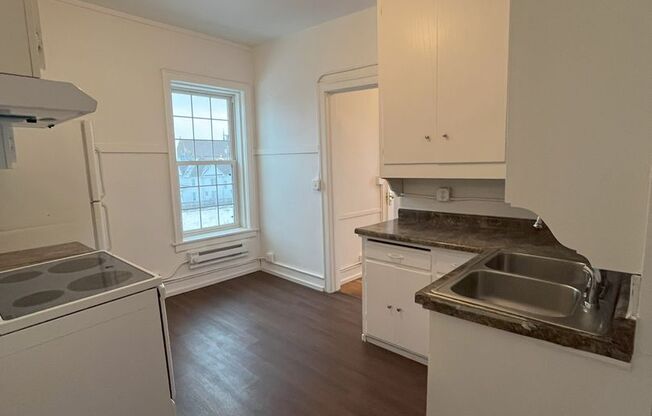 1 bed, 1 bath, $695, Unit 12