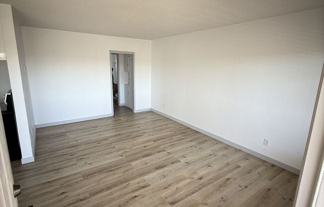 Spacious 1 Bedroom In Torrance ! - $2,095.00 with Parking Garage !!!