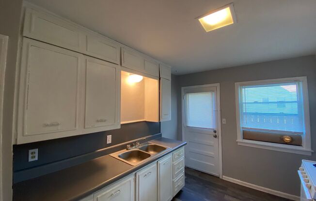 2 beds, 1 bath, $795, Unit 915 N Oliver