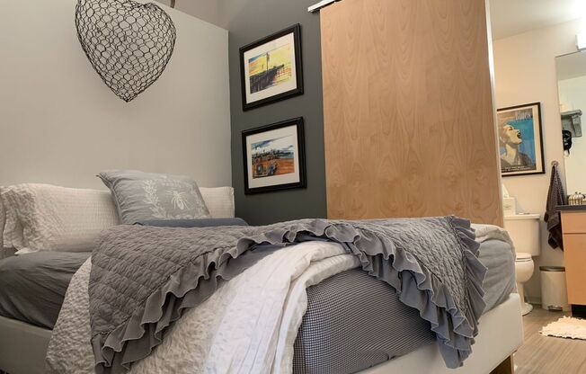 Studio, 1 bath, 650 sqft, $1,160, Unit 414