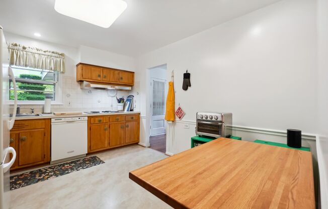 Spacious Split Level on Sundale Stone's Throw from Parkway Deli!