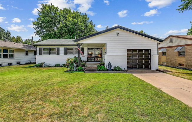 Perfect house ready to move into close to downtown with easy access to all parts of the city!