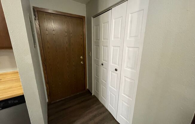 2 beds, 1 bath, $795, Unit Apt 2