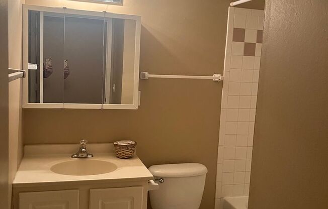 1 bed, 1 bath, 850 sqft, $1,075, Unit 10-21