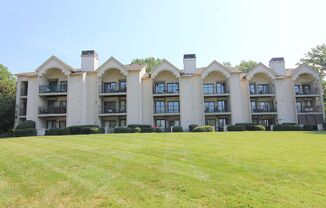 Move-in Ready 2 Bedroom Condo in Waterfront Community