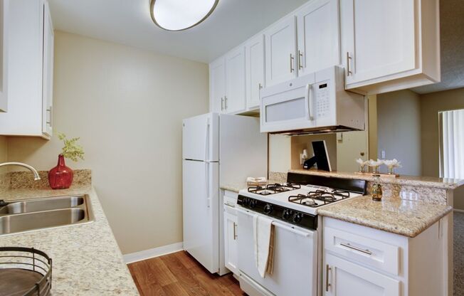 2 beds, 1 bath, 912 sqft, $2,250