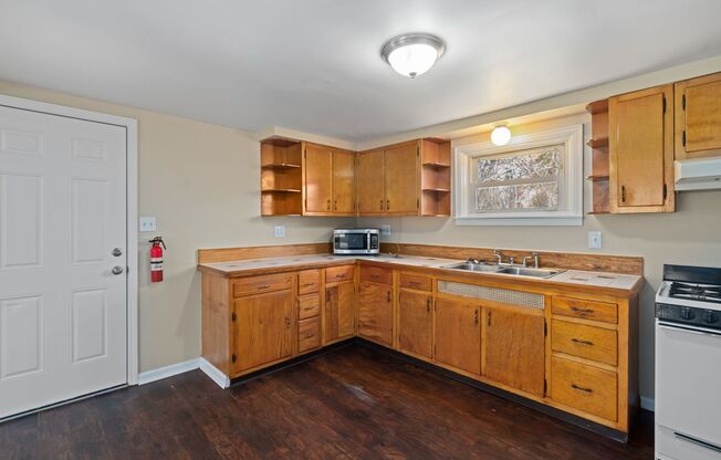 MOVE IN SPECIAL! SCORE HALF OFF 1ST MONTH'S RENT IF SIGNED BY NOV. 21! Cozy 3 Bedroom home in McKees Rocks available now!