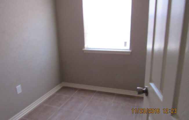 3 beds, 1 bath, 700 sqft, $725, Unit B