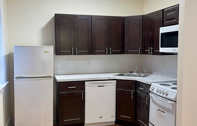 Studio, 1 bath, 380 sqft, $1,060, Unit 1E