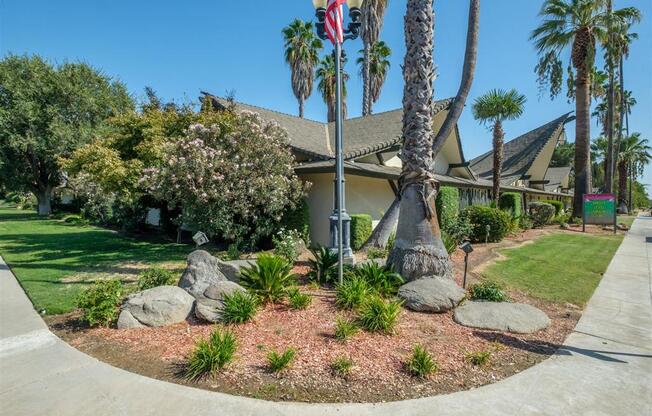 Courtyard With Green Space at Reef Apartments, Fresno, CA