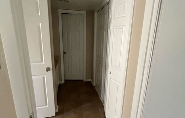 1 bed, 1 bath, 720 sqft, $1,400, Unit 1-1660-B