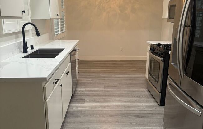 SPACIOUS AND BRIGHT 2+2 CONDO! CLOSE TO MAJOR FWYS AND VENUES! ONE MONTH FREE MOVE IN SPECIAL!