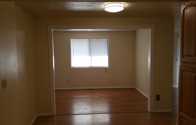 Beautiful 3 Bedroom, 2 bathroom House in Great Quiet Neighborhood.