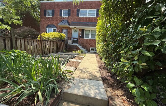 Charming and private 3BR, 2FB home located in the heart of Alexandria
