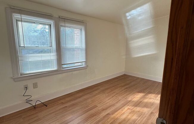 2 beds, 1 bath, $1,150, Unit #B