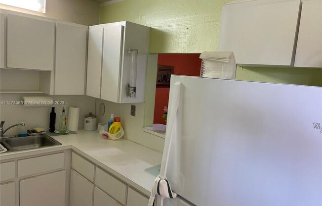 1075 W 68 ST