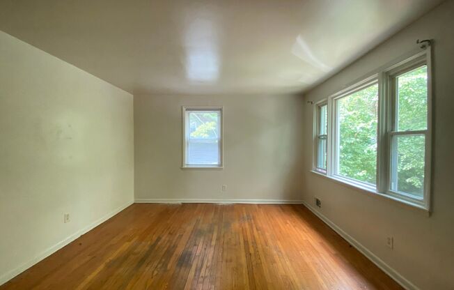 Bi-Level Apartment - Rosemont!