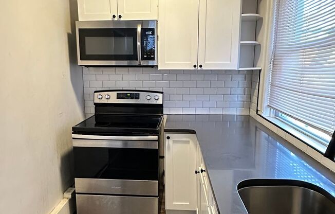 1 bed, 1 bath, $1,075, Unit 2R