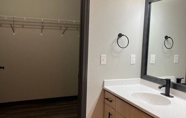 Studio, 1 bath, 640 sqft, $1,085, Unit 403
