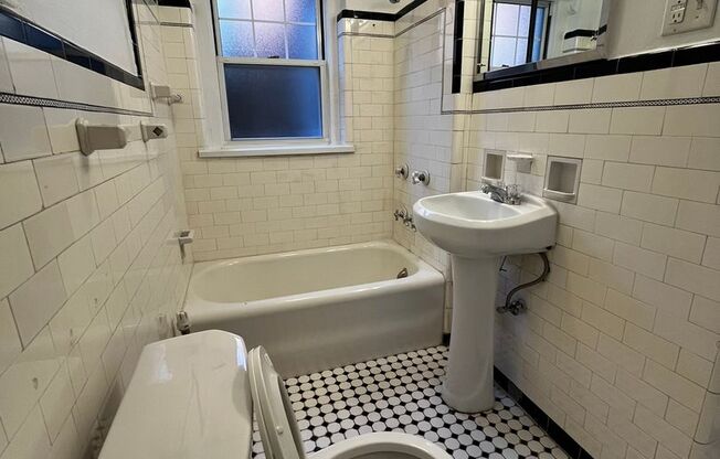 1 bed, 1 bath, 572 sqft, $1,485, Unit Old King Edward 17