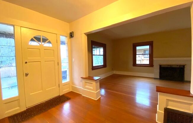 Beautiful 3-Bedroom Craftsman in Wallingford