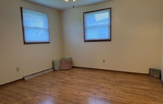 2 beds, 1 bath, 904 sqft, $995