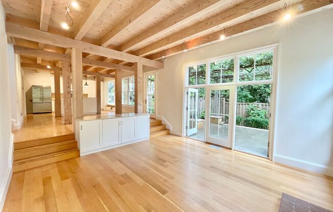 3BD 2.5BA Sycamore Park Architectural Masterpiece! Parking! Laundry! Garden. Pet. PROGRESSIVE
