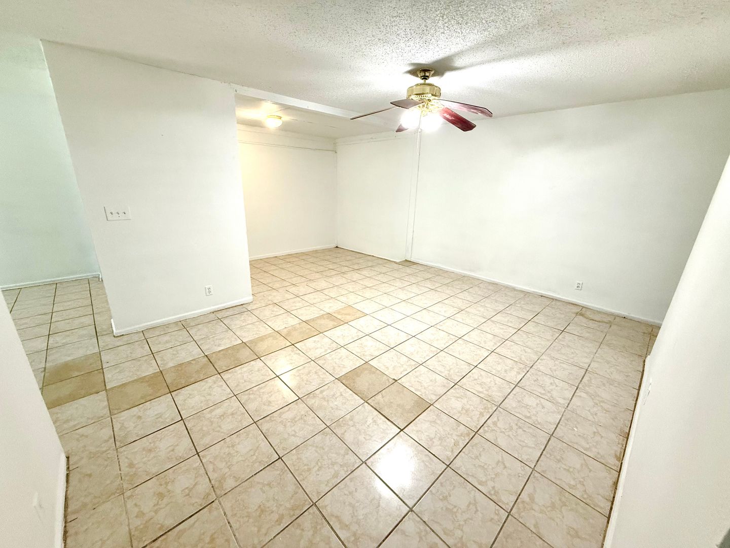 Charming 3 Bedroom / 2 Bath Home with Fenced Yard Near Windcrest!