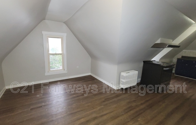 208 THOMPSON ST