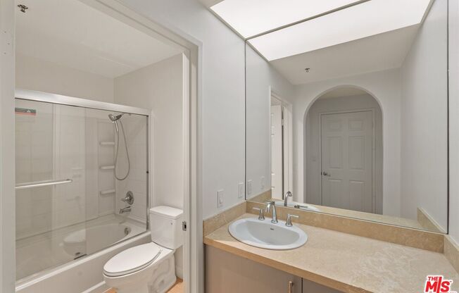 2 beds, 1 bath, 979 sqft, $2,850, Unit 122