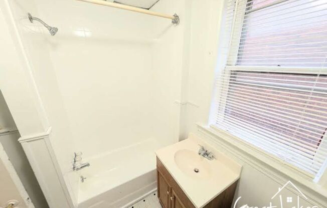 2 beds, 1 bath, $1,200, Unit Apt 5