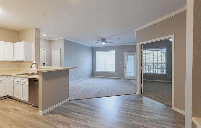 2 beds, 1 bath, 912 sqft, $1,516