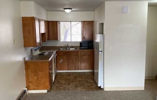 2 beds, 1 bath, $850, Unit 2