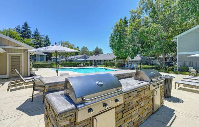 the reserve at bucklin hill clubhouse with grill and pool