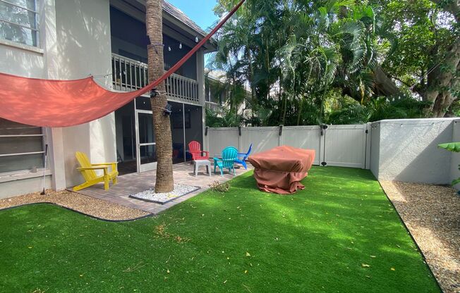 Charming 2/2 Seasonal Rental in Sarasota – Minutes from the Beach! Private Courtyard Included!!