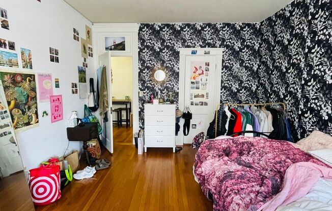 3 beds, 1 bath, 784 sqft, $3,900, Unit 14P-11