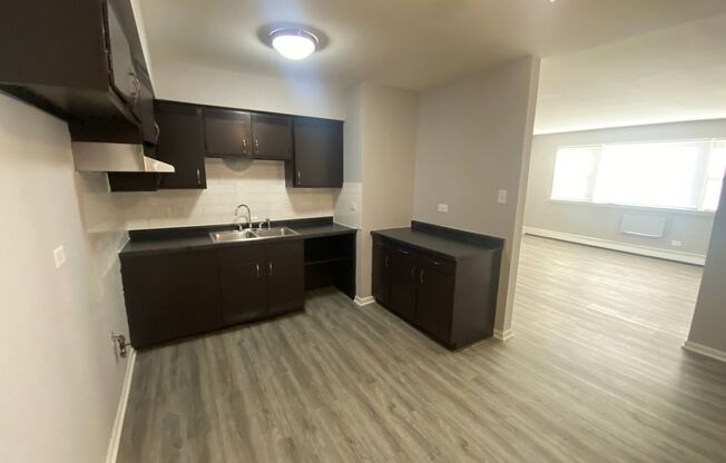 2 beds, 1 bath, $1,400, Unit 14261-10