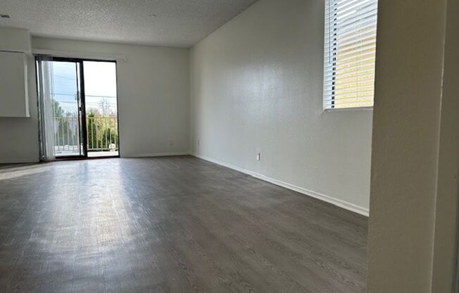 1 bed, 1 bath, 780 sqft, $2,017, Unit 352-J