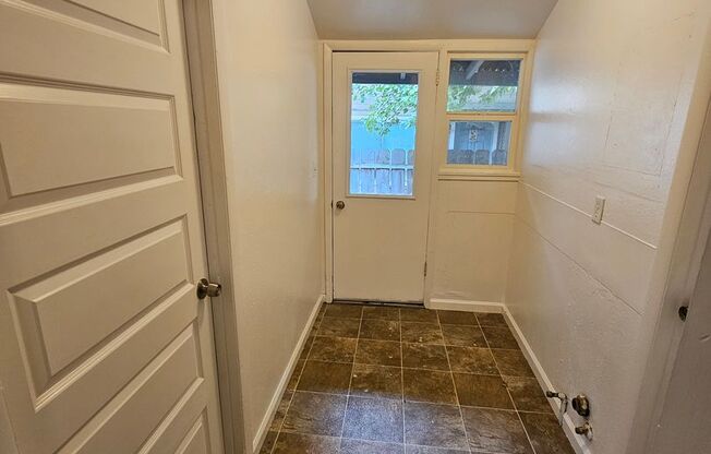 2 beds, 1 bath, $1,250, Unit 303 Colusa St