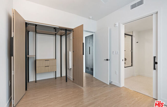 2 beds, 2 baths, 835 sqft, $4,700, Unit 533
