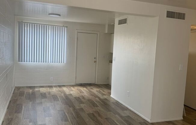 2 beds, 1.5 baths, 941 sqft, $950, Unit J11