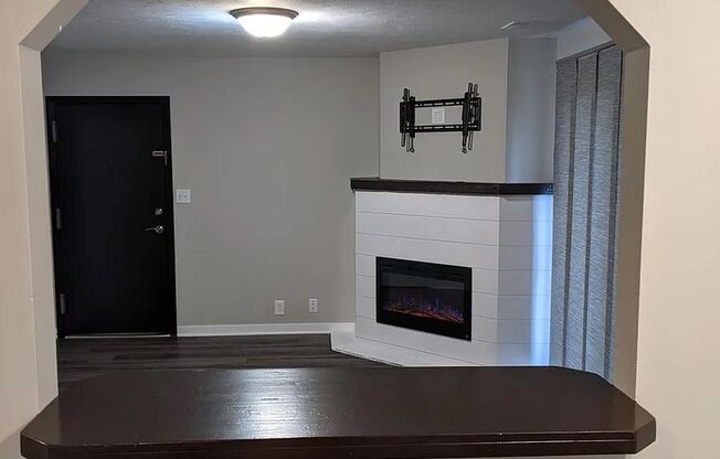 2 beds, 1 bath, $1,100, Unit 3