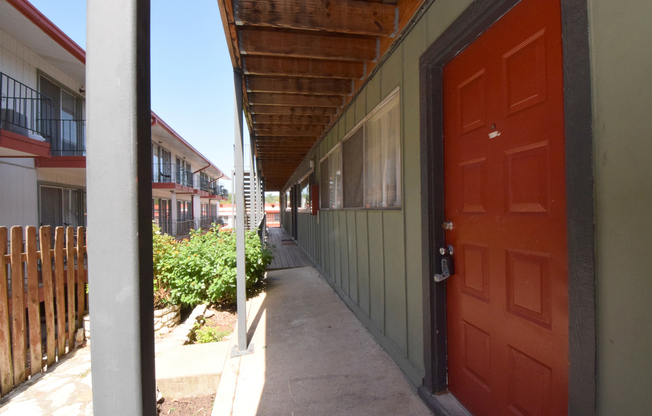 1/1 in West Campus close to Lamar! 2404 Longview