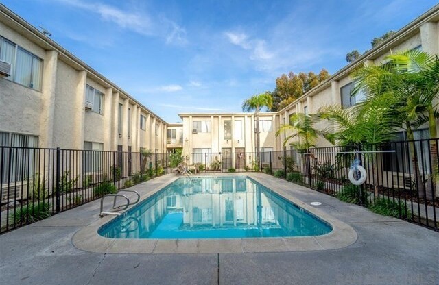 2 beds, 1.5 baths, 980 sqft, $2,400, Unit 15