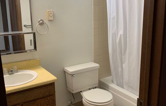 2 beds, 1 bath, $950, Unit Apt 1-C