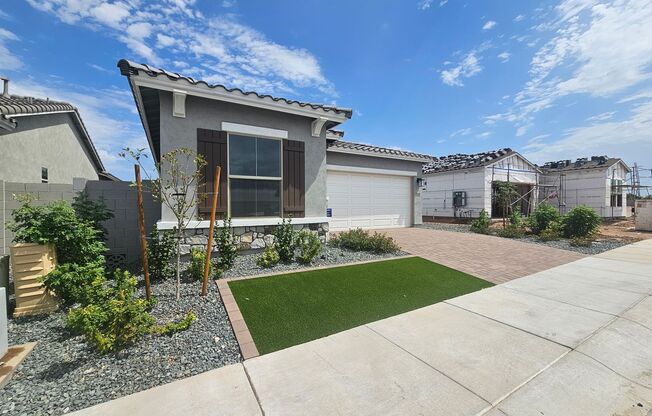 Beautiful new build with amazing amenities