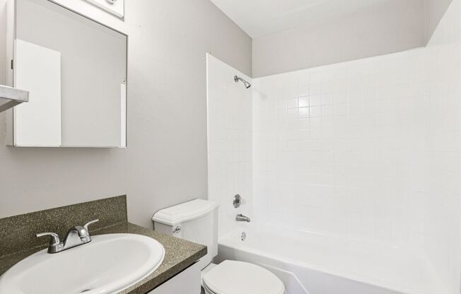 3 beds, 1.5 baths, 963 sqft, $1,749, Unit D-03