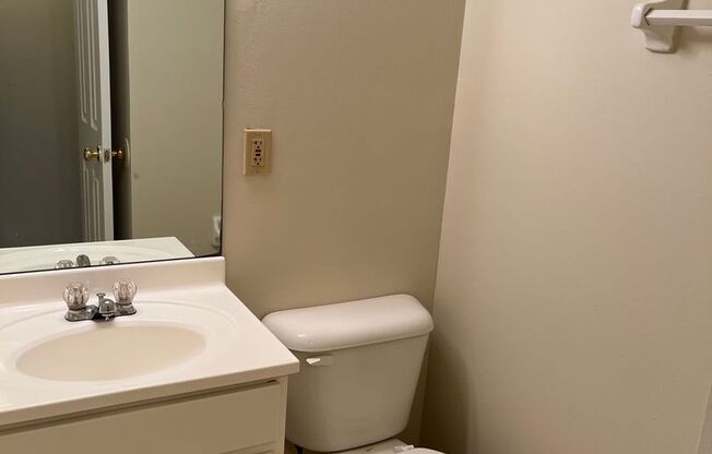 2 beds, 1 bath, 800 sqft, $925, Unit 950-25
